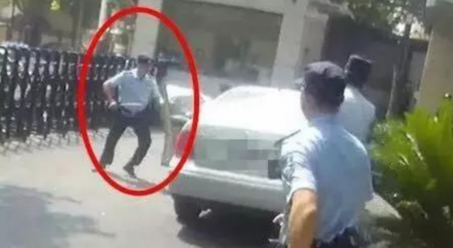 民警制服嫌犯被割喉 一念之差伤了自己