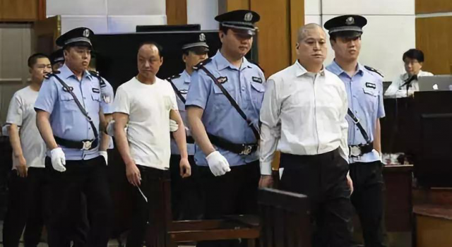 黑老大7次减刑谁在操作?无期只要蹲9年?