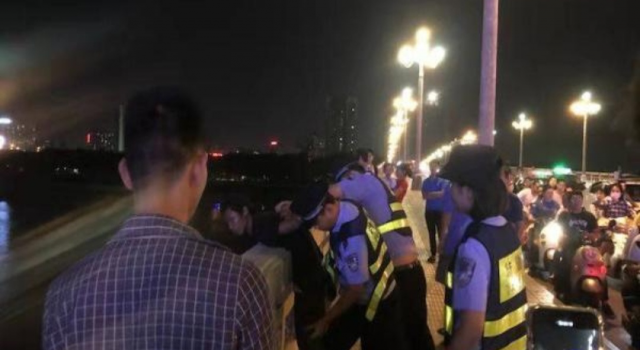 女子被推邕江 人在湖边走祸从天上降
