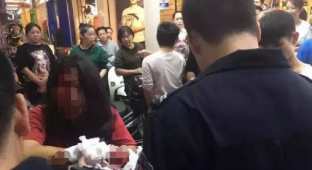 女子踩到男子脚被砍 尾随趁机持刀砍伤女子