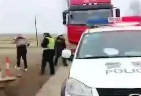 喷货车司机辣椒水或是暴力执法?司机蹲路边不断揉眼