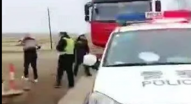 喷货车司机辣椒水或是暴力执法?司机蹲路边不断揉眼