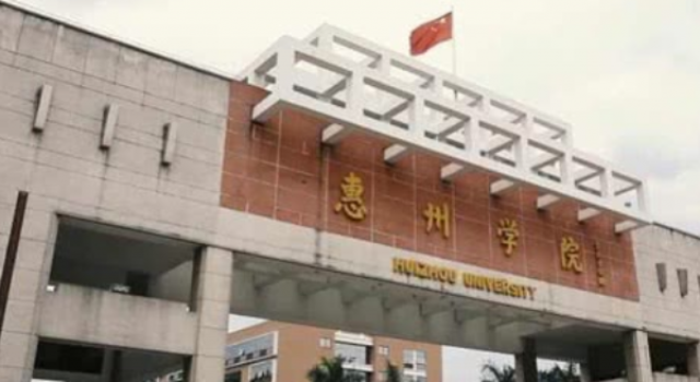 广东一高校学生迟到4分钟被处分 系辅导员个人行为