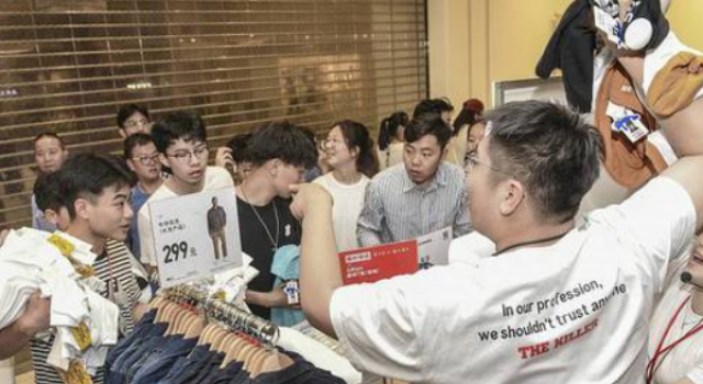 优衣库T恤遭哄抢 现场人挤人 一个男人引发的事件