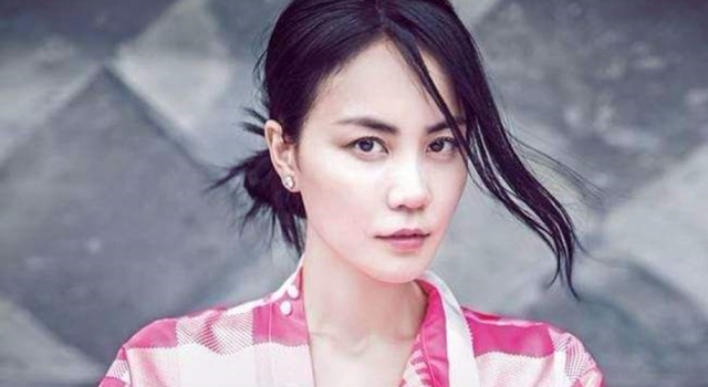 王菲身材 复出后首次开工 身材苗条赚足路人目光