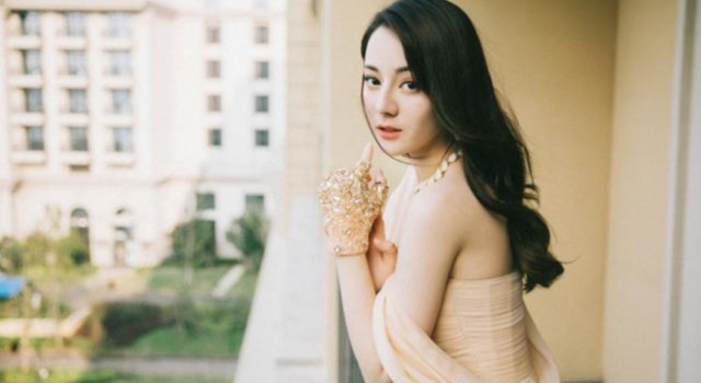 迪丽热巴水钻手套 裸色长裙优雅大方 曼妙身材毫不低调