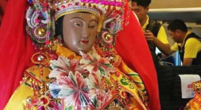 妈祖首次坐动车买实名车票 看到身份证后网友不说话了