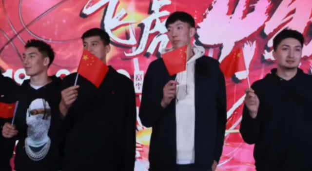 周琦世界杯后首度公开亮相 网友:比球迷先走出来了