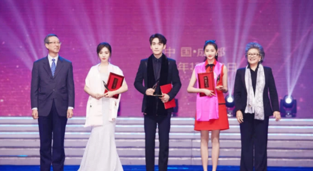 王晓晨感谢关晓彤提裙子 网友:细节见人品