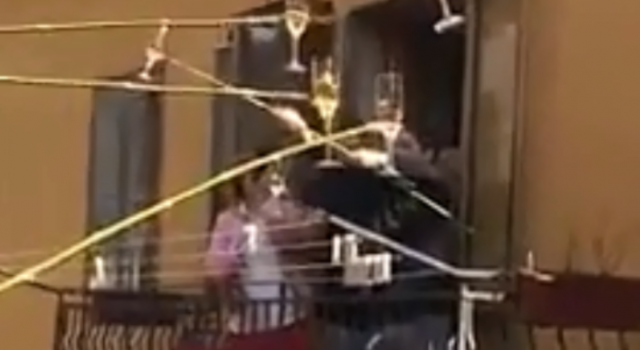 意大利人在阳台用长杆碰杯 什么都不能阻止我们社交