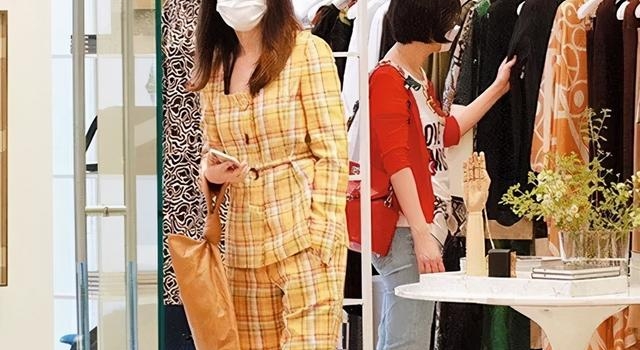 一晃眼,陈慧琳都48岁了,她曾痛失女儿,小儿子眼睛像极了妈妈