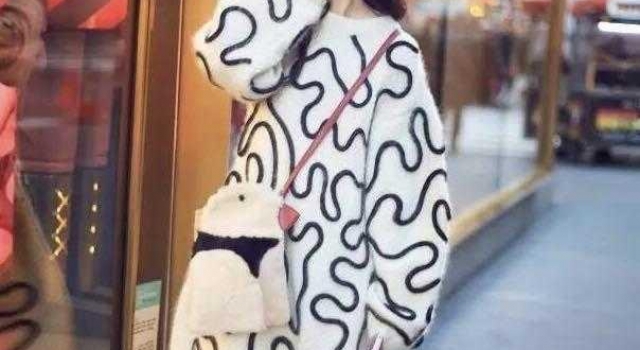 霸气的范冰冰也有娇俏的一面,毛衣裙甜美温柔,半丸子头更俏皮