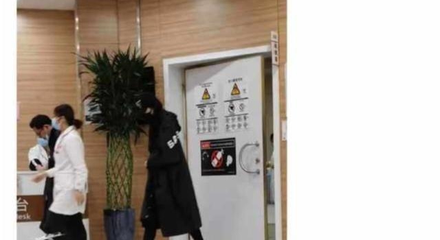 网友参加单位体检偶遇范冰冰,对方包裹严实很低调似乎不想被认出