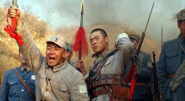 “八路军”住别墅抹发胶,三部《亮剑》,从称霸收视榜到万人唾骂