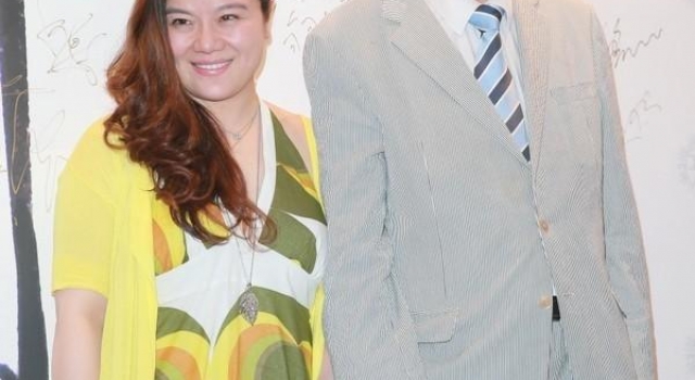 刘诗昆妻子喜迎45岁生日,罕有分享女儿全貌,头发浓密超可爱