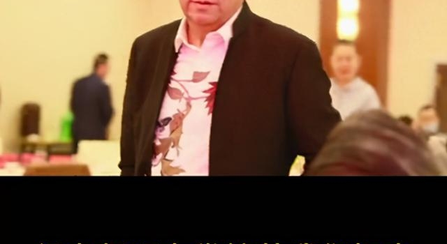 相声大师侯耀华参加师兄收徒仪式,被称掌舵人,网友:德艺双缺