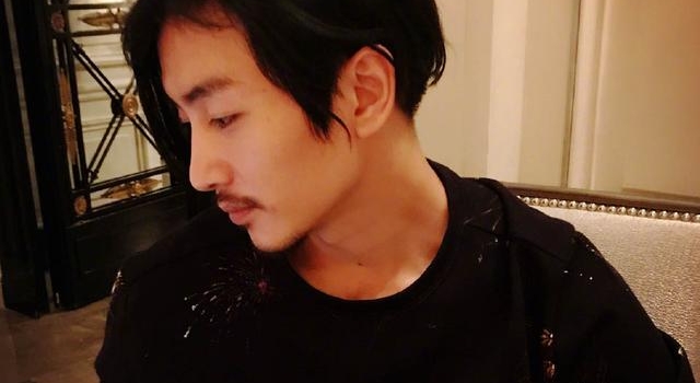 陈晓聚餐室内抽烟心事重,喝到烂醉被哥们搀扶,还险些摔跤