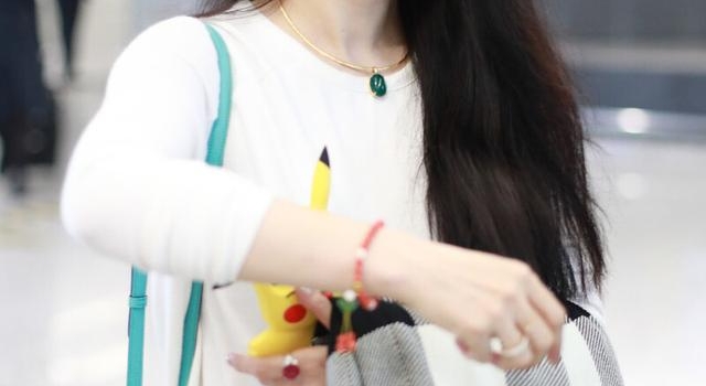 范冰冰穿格子大衣现身机场,一头长发配复古妆容超美丽