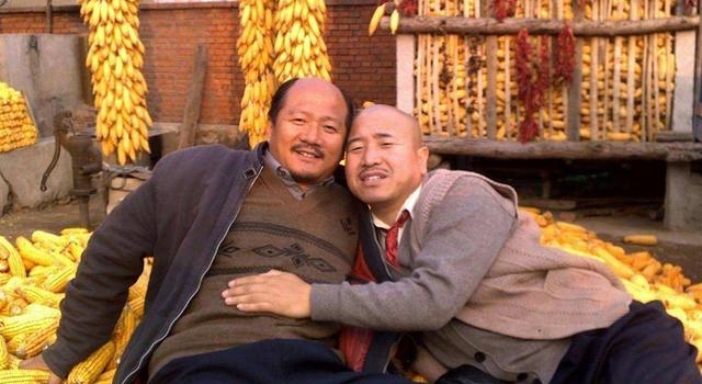 赵本山弟子再惹争议?刘能媳妇搂赵玉田猛亲,直言丈母娘稀罕姑爷
