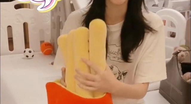阔太奚梦瑶晒儿子玩具,身上家居服才79?刚自曝钱是家族在管理