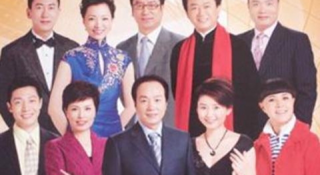 知名女主持现场失误,少穿一件衣服,一旁的张国立反应太尴尬