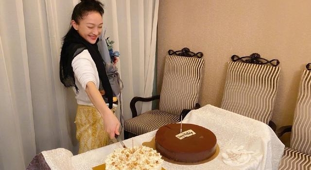 周迅在家做饭真时髦,穿大红唇打结衬衫戴墨镜,罕见纯素颜太抢镜