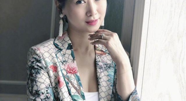 52岁翁虹印花西装配短裤,身材丰腴,一双长腿更是让人心动