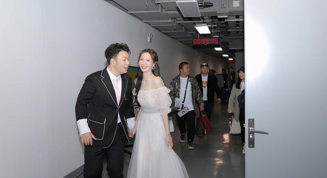 沈梦辰深夜吐槽上热搜,王霏霏暖心安慰,公开两人聊天截图