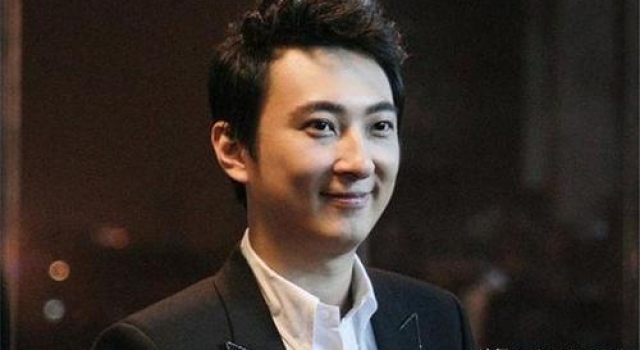 王思聪又上热搜,晒十万球鞋,国民老公秦奋却低调穿几百元的鞋?