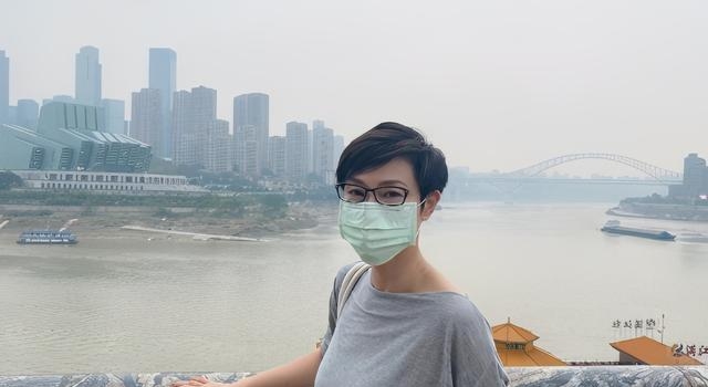 陈法蓉短发简短利落,穿灰色长袖配女仔半身裙,活力满满
