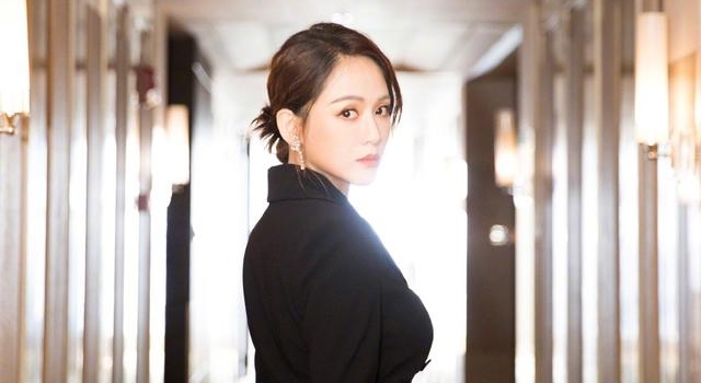 陈乔恩的少女感实在太强,干练西装搭配半身裙依旧掩盖不住,真嫩