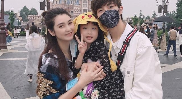 49岁洪欣老了更洋气,穿亮片旗袍唱歌,身段苗条似“上海贵妇”