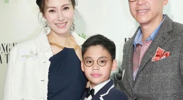 李嘉欣9岁儿子罕现身,和爸妈同走红毯,身高优越长相被爹拖累?