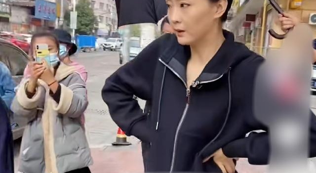 “晴儿”王艳摆架子?助理撑伞表情太拽,46岁面色憔悴不像阔太