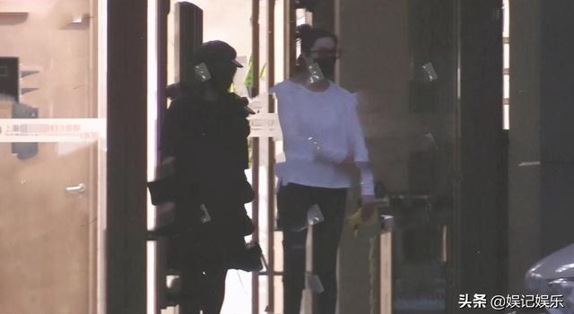 范冰冰现身妇儿医院,腹部厚实,日前跟男友人同行心情似不佳