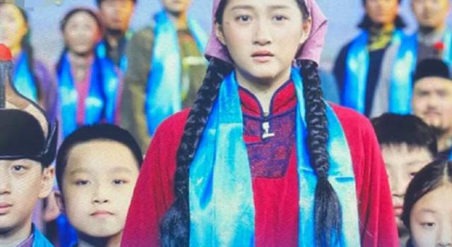 23岁关晓彤演28个孩子的妈,遭暗讽气质太乡土,像三十岁村妇