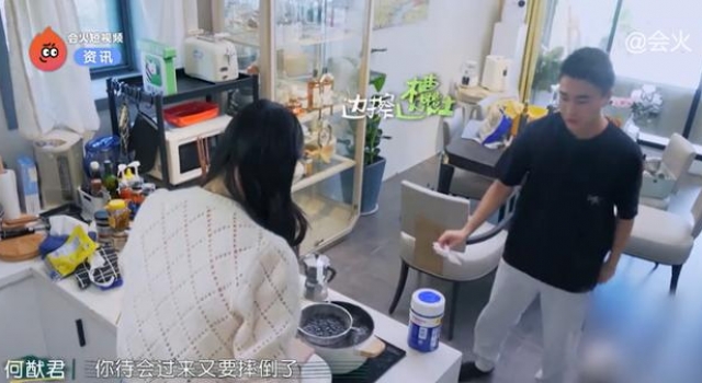 何猷君再提T台摔跤,奚梦瑶被戳痛处当场黑脸,超模一摔成综艺咖