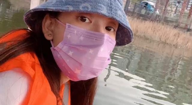方媛独自带两女儿出游,与大女儿如同复制粘贴,画风廉价太接地气