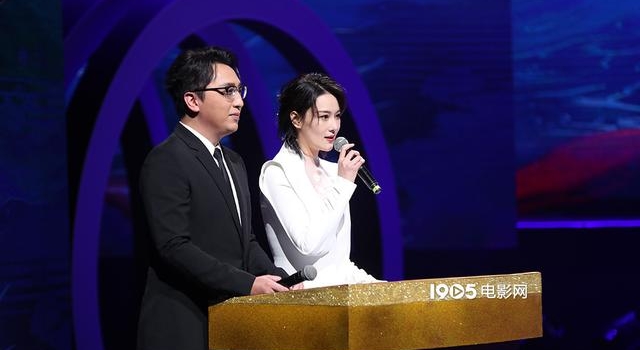 黄晓明金鸡提名求后浪轻拍 周冬雨:今晚抱奖杯睡