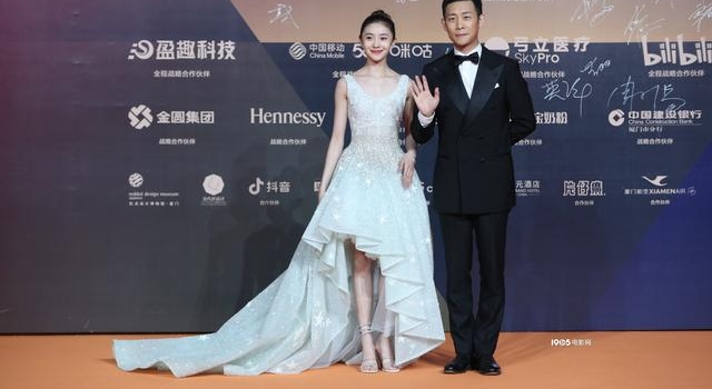 张译亮相金鸡红毯“谋女郎”刘浩存拖地长裙秀甜美