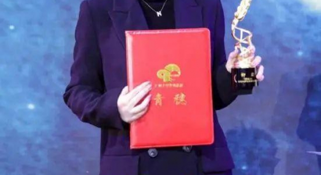 柳岩谈工作与家庭,有10年间一休息就慌,因错过母亲生日愧疚