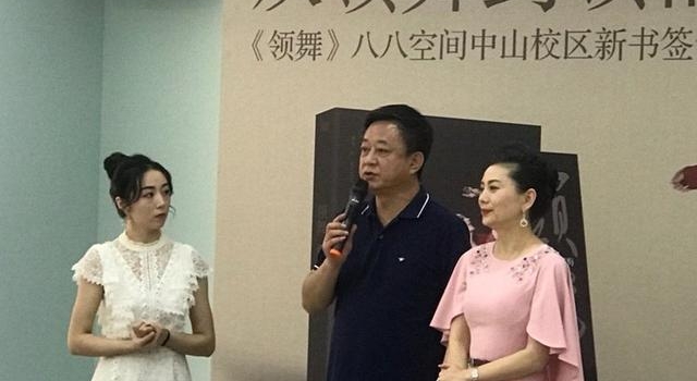 56岁朱军臃肿沧桑显老,与娇妻同框似“父女”,风波案开庭在即