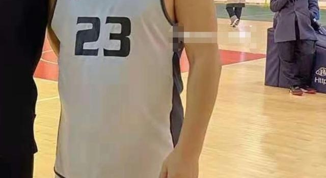 61岁毕福剑打球被偶遇,脸部发福啤酒肚扎眼,离开央视荣光不再