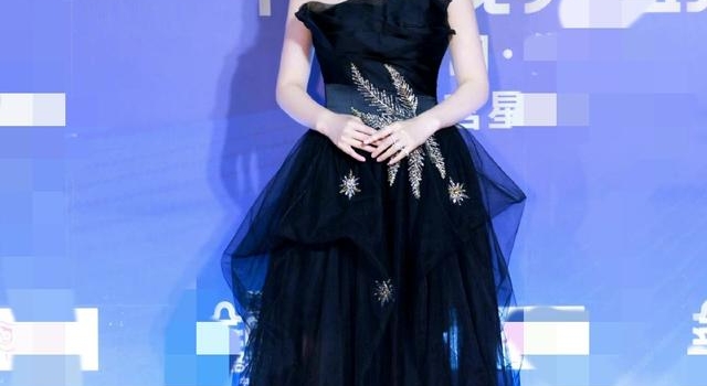 30岁徐冬冬穿抹胸裙,黑裙纤腰太迷人,网友:脸白的像僵尸