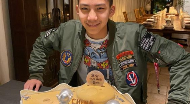胡军儿子12岁身高超过妈妈,长腿星二代还有谁?