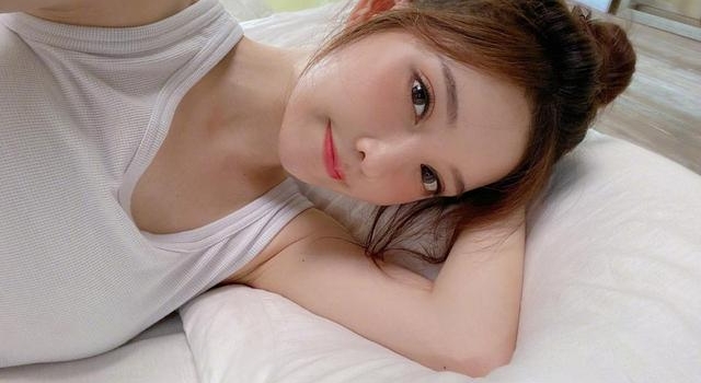 冯提莫新MV出镜太大胆,红唇抹胸展现性感一面,网友:战术后退