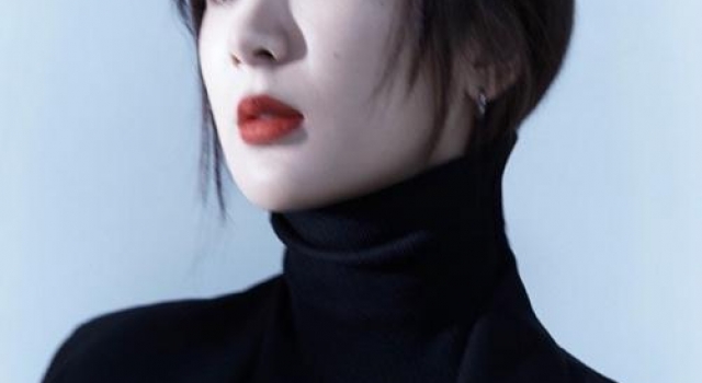 杨紫穿黑毛衣亮相,烈焰红唇配完美天鹅颈,网友:姐姐瘦了