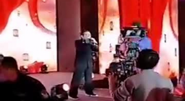 大哥落魄了?66岁成龙商演捞金 舞台寒酸秩序混乱