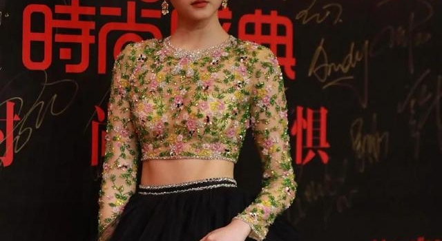 COSMO时尚盛典,关晓彤造型逆袭,孟美岐的关注点不在服装上
