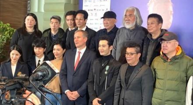 黄晓明获法兰西艺术与文学骑士勋章 剃须后显儒雅